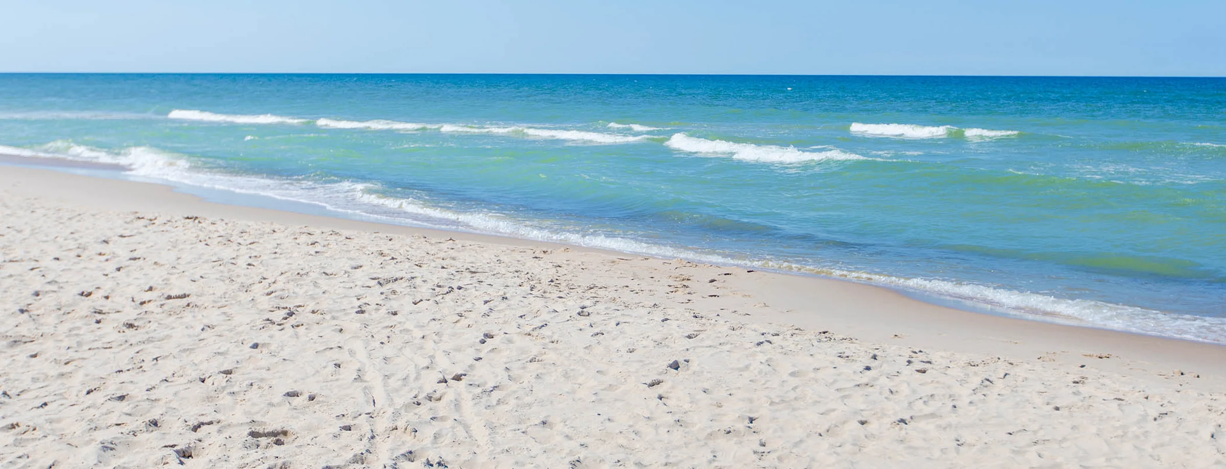 Szeroka piaszczysta plaża w Niechorzu nad Bałtykiem